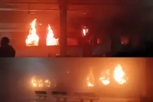 టాటా-ఎర్నాకుళం రైలులో మంటలు.. ఒకరు సజీవ దహనం?