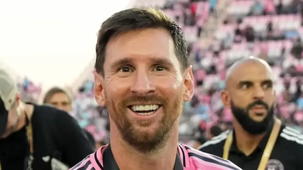 Do you have to pay Rs. 1 million to take a photo with Messi?