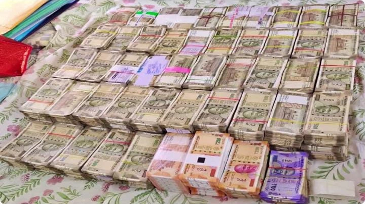 Telugu News: Shamirpet: కారులో భారీగా నగదు లభ్యం: ఇద్దరు అరెస్ట్