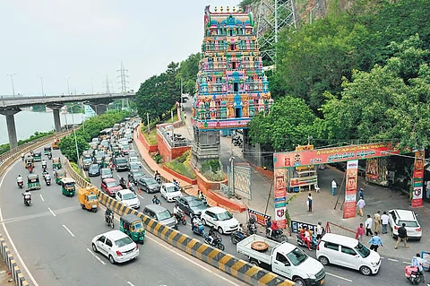 Vijayawada: దుర్గమ్మ ఆలయం కనకదుర్గానగర్ టోల్ కాంట్రాక్టర్ కురూ.50వేల జరిమానా