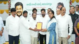 అభయ హస్తం చెక్కులు ఇచ్చిన సిఎం భట్టి