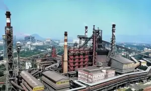 విశాఖ లో అగ్నిప్రమాదం తప్పిన ప్రాణ ముప్పు