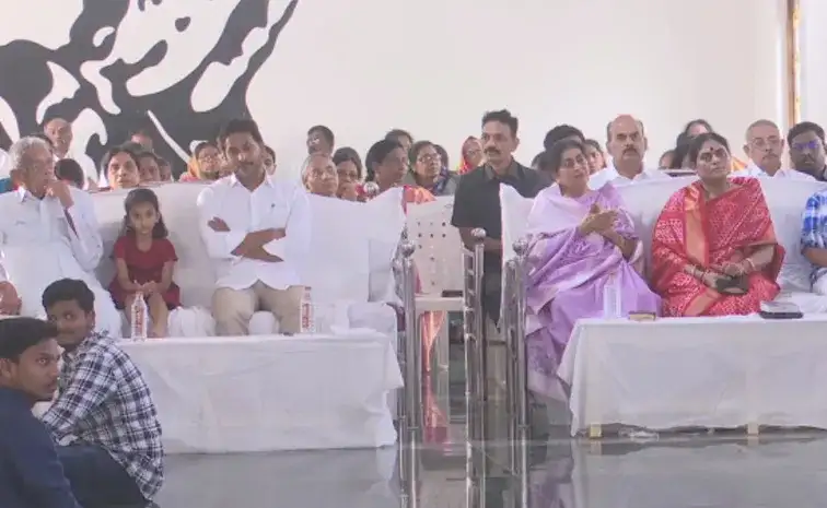 క్రిస్మస్ వేడుకల్లో పాల్గొన్న జగన్ కుటుంబం