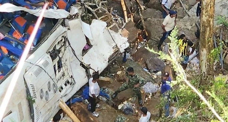 లోయలోపడ్డ స్కూలు బస్సు.. 17మంది దుర్మరణం