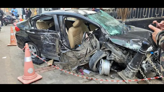 రోడ్డు ప్రమాదంలో నలుగురు వైద్య విద్యార్థులు దుర్మరణం