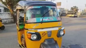 తండ్రి నడుపుతున్న ఆటో కింద పడి కూతురు దుర్మరణం