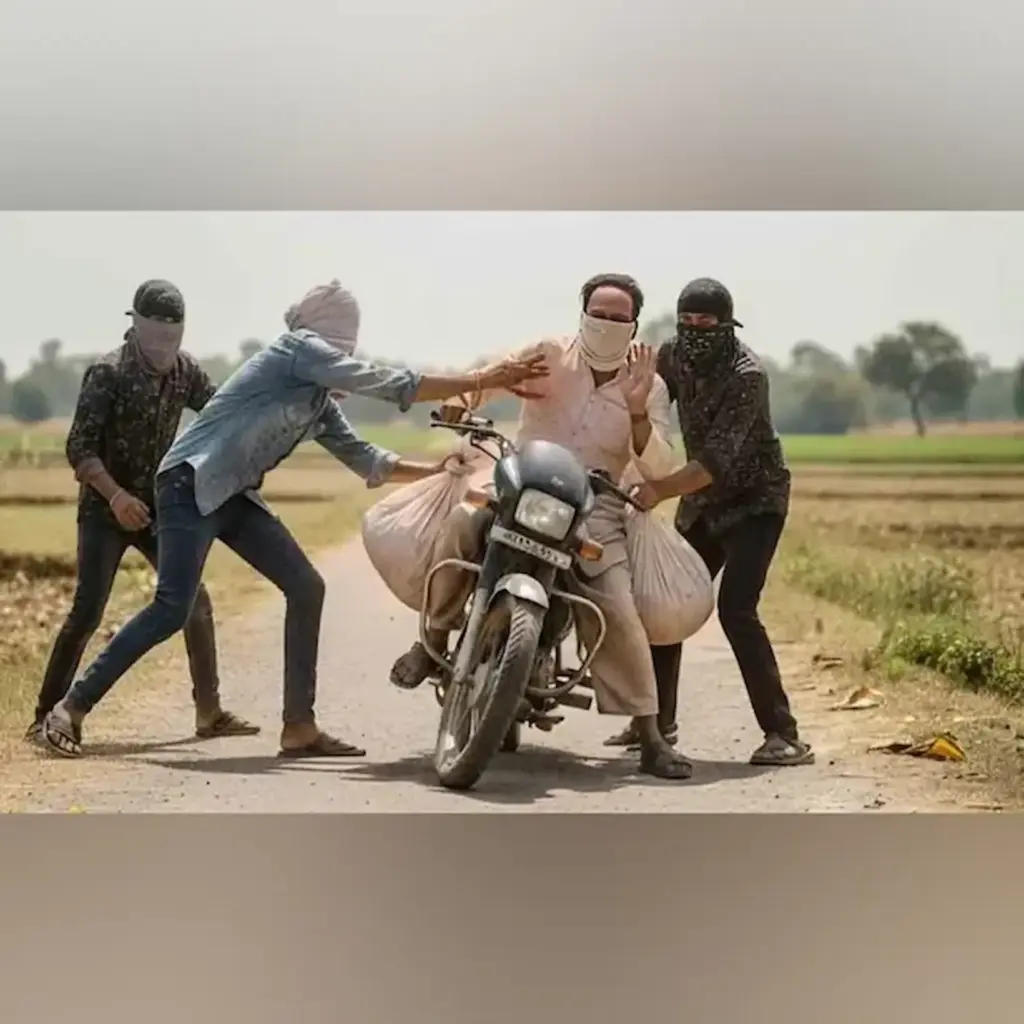 Madhya Pradesh Crime: రైతు కళ్లలో కారం.. రూ.25 లక్షల నగదు ఎత్తుకెళ్లిన దొంగలు