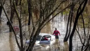 వరదలతో కాలిఫోర్నియా అస్తవ్యస్థం