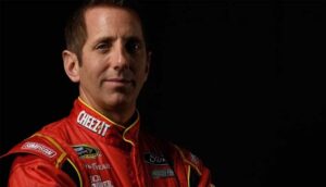 కుప్పకూలిన విమానం.. ప్రముఖ రేసర్ కన్నుమూత