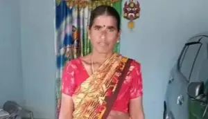 కోతుల భయంతో.. మెట్ల పైనుండి జారిపడి మహిళ మృతి