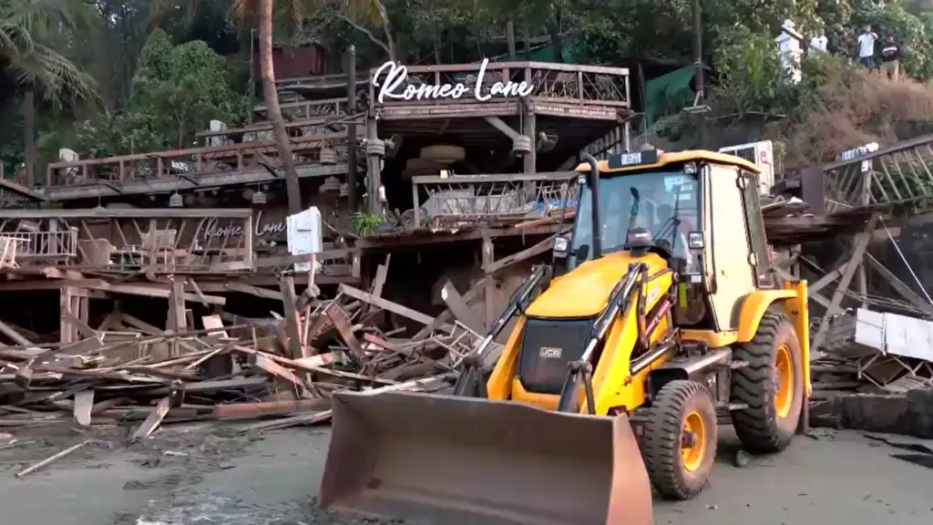 Romeo Lane demolition : గోవాలో రోమియో లేన్ షాక్‌పై బుల్డోజర్ చర్య…