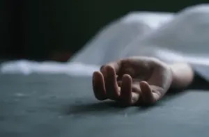 మద్యం మత్తులో ప్రాణాలు కోల్పోయిన యువకులు