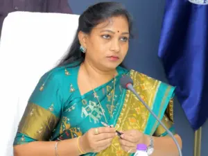 రైలులో అగ్నిప్రమాదం.. అధికారులతో మాట్లాడిన మంత్రి అనిత