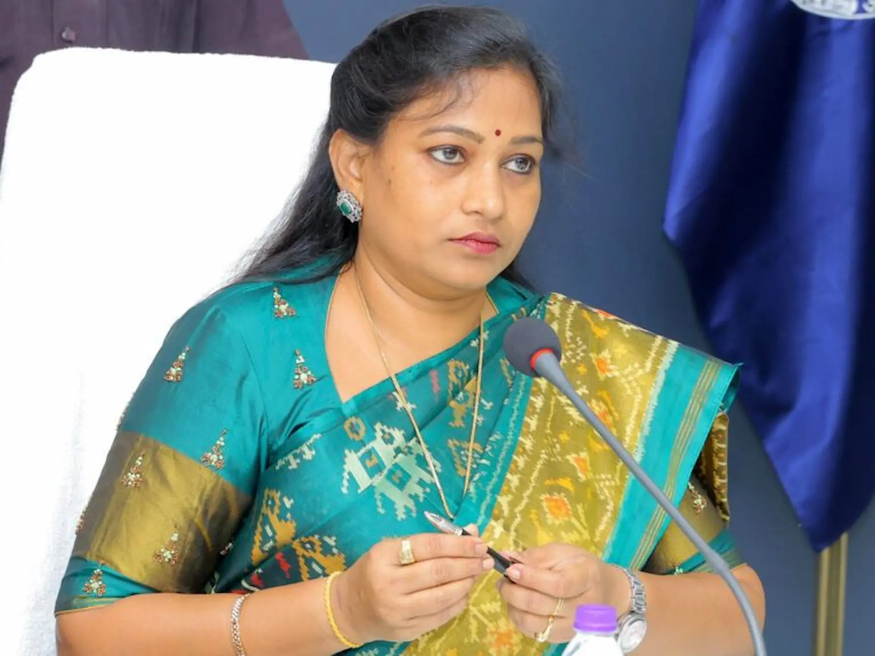 రైలులో అగ్నిప్రమాదం.. అధికారులతో మాట్లాడిన మంత్రి అనిత