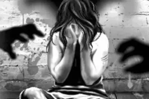 సమావేశం పేరుతో పిలిచి మహిళను బెదిరించిన ఫార్మా అధికారి