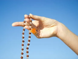 మంత్ర జపంలో మధ్య వేలు ప్రభావం మరియు ఆధ్యాత్మిక లాభాలు