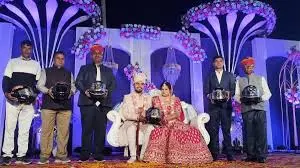 హెల్మెట్ గిఫ్ట్‌లతో హైలైట్ అయిన పెళ్లి