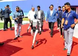 రోబోలను చూసి ముగ్ధులైన పారిశుద్ధ్య కార్మికులు: సమ్మిట్ వేదిక ప్రత్యేకత