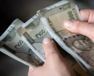 ఓటుకు నోటు పంపిణీ: గ్రామ పంచాయతీ ఎన్నికల్లో ₹4000 దాకా ప్రలోభాలు