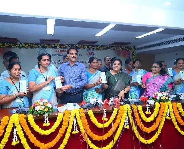 Latest News: Anganwadi: డిజిటల్ దిశగా అంగన్వాడీ: ఉచిత 5జీ ఫోన్ల పంపిణీ ప్రారంభం