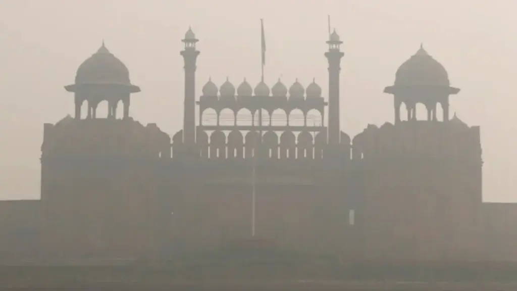 దట్టమైన పొగమంచుతో ఢిల్లీ ఉక్కిరిబిక్కిరి