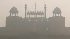 దట్టమైన పొగమంచుతో ఢిల్లీ ఉక్కిరిబిక్కిరి