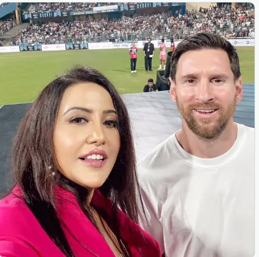 సెల్ఫీ వివాదంలో చిక్కుకున్న ఫడ్నవిస్ భార్య