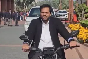ఢిల్లీ వాయు నాణ్యతపై ఆందోళన.. ఎంపీ పార్లమెంట్‌కి ఈవీ బైక్‌లో