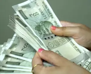 మహిళలకు బదులు పురుషుల ఖాతాల్లో జమైన పథక డబ్బులు