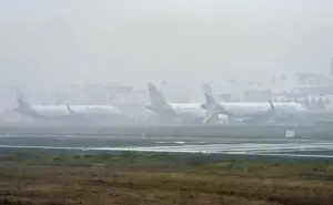 ఢిల్లీని కమ్మేసిన దట్టమైన పొగమంచు.. 152 విమానాలు రద్దు