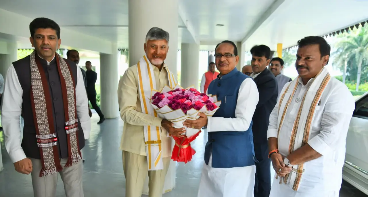 కేంద్ర మంత్రి శివరాజ్ సింగ్ ని స్వాగతించిన సీఎం