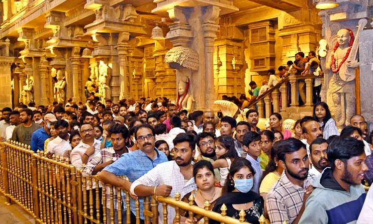Yadagirigutta Temple: యాదగిరిగుట్టకు పోటెత్తిన భక్తులు