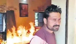 అధికారుల నిర్లక్ష్యానికి ప్రతీకారంగా పంచాయతీ ఆఫీసుకు నిప్పు