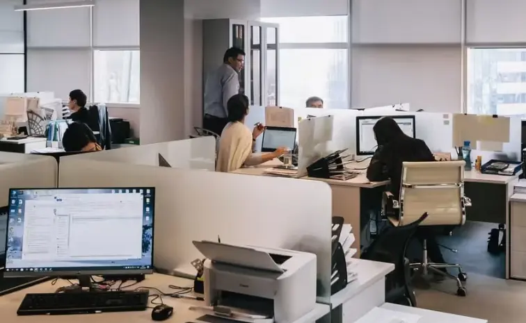 Corporate companies: కొత్త ఏడాదిలో ఆఫీస్ కు వెళ్లడం తప్పదా?