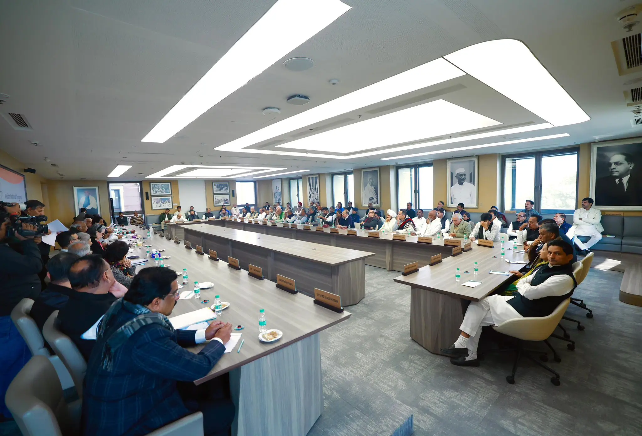 పేదల కష్టాలపై కేంద్రం నిర్లక్ష్యం: ఖర్గే వ్యాఖ్యలు