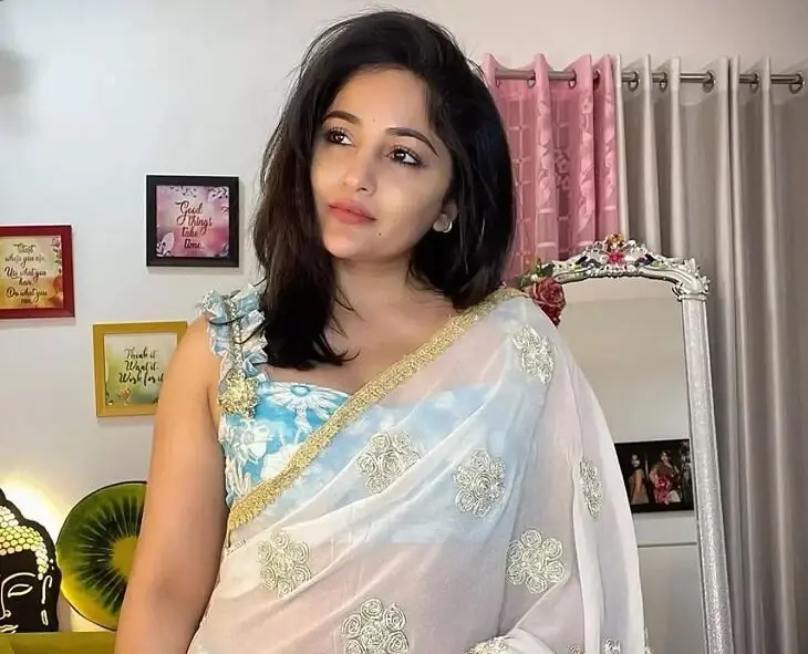 Madhavilatha: నటి మాధవీలతకు పోలీస్ నోటీసులు