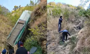 లోయలో పడిన బస్సు, 7 మంది మృతి