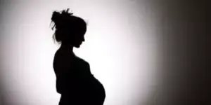 మైనర్ల ప్రేమ గర్భం దాల్చిన బాలిక