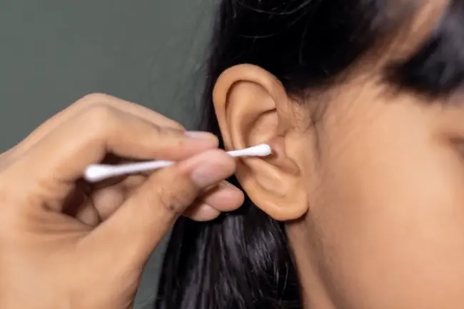 Cotton Swabs : చెవుల‌ను శుభ్రం చేసుకుంటున్నారా ? అయితే జాగ్ర‌త్త‌..!