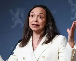 ప్రభుత్వ నిఘా నుంచి తప్పించుకుని నార్వే ప్రయాణం