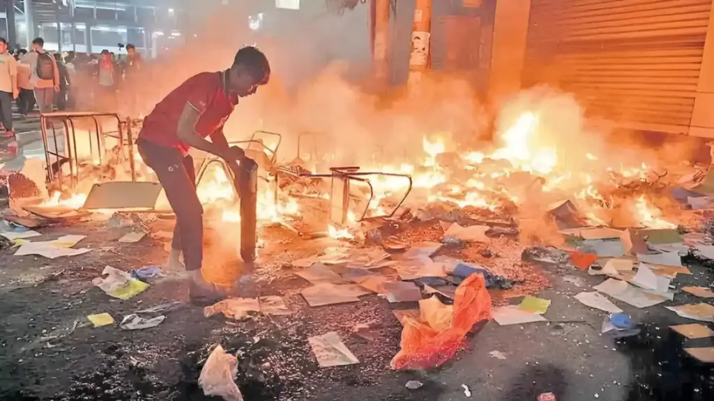 ఢాకాలో హింస.. పత్రికల కార్యాలయాలపై దాడులు