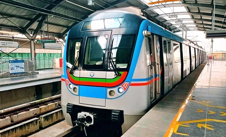 రాత్రి మెట్రో సేవలు పొడిగించాల్సిందని నగరవాసుల డిమాండ్