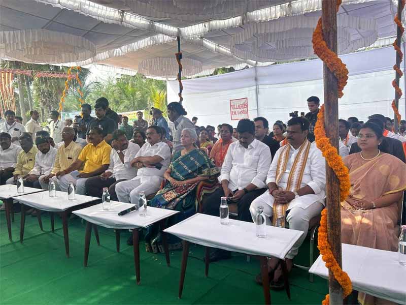Nirmala Sitharaman : దత్తత గ్రామంలో నిర్మలమ్మ పర్యటన