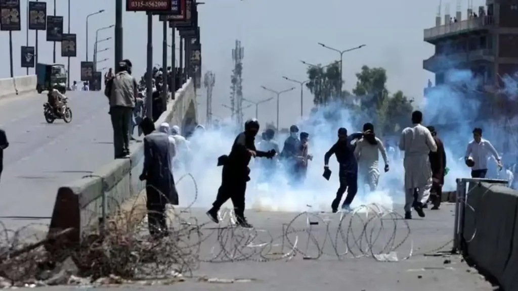 News Telugu: Pakistan: పాక్ ప్రభుత్వానికి మరో షాక్.. కరాచీ రోడ్లపై నిరసనలు