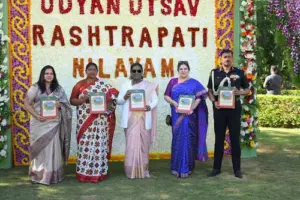 పుస్తకాన్ని విడుదల చేసిన ద్రౌపతి ముర్ము