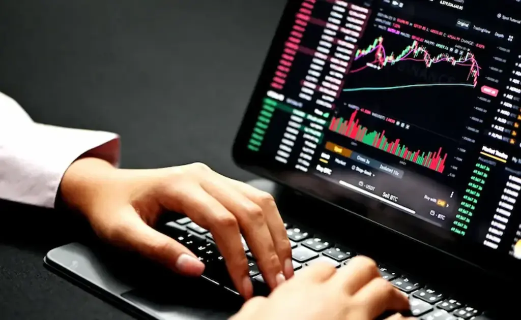 Stock Market: ఫ్లాట్‌గా ముగిసిన స్టాక్‌ మార్కెట్‌లు