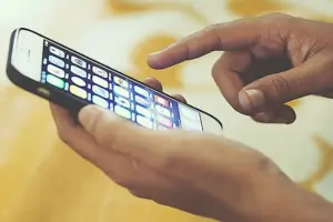 స్మార్ట్‌ఫోన్ యూజర్స్ ను హెచ్చరించిన కేంద్రం