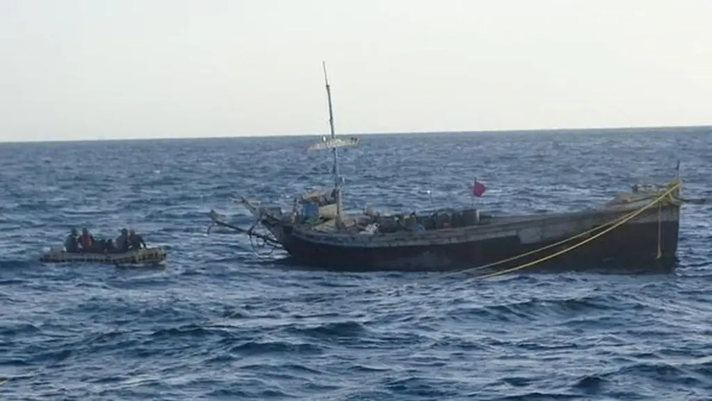 News Telugu: Pakistan Boat: గుజరాత్ సముద్రంలో పాక్ బోటు.. 11 మంది అరెస్టు