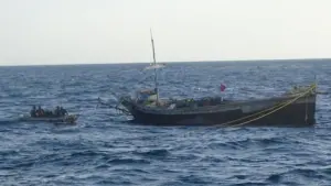 గుజరాత్ సముద్రంలో పాకిస్తాన్ బోటు కలకలం..