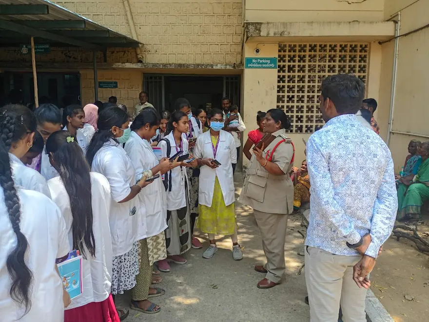 Chittoor: శక్తి యాప్ ప్రాముఖ్యతపై అవగాహన కల్పించిన ఎస్ఐ